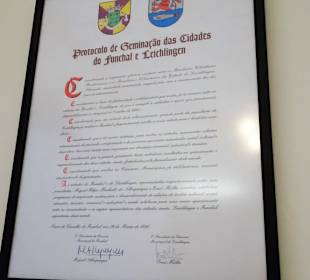 Urkunden zur Städtepartnerschaft im Rathaus