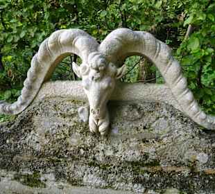 Das Wappen des Fürstbischofs als Skulptur