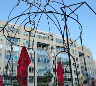 Die Stahl- und Lichtinstallation Memorias Urbanas