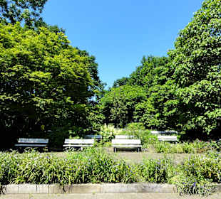 Bänke laden zum Verweilen ein