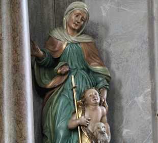Heiligenfiguren am Hochaltar