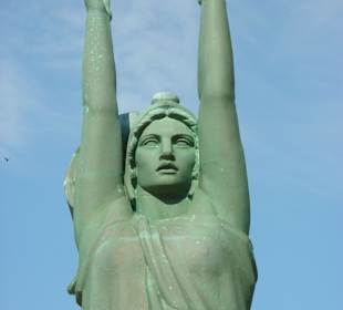 Die Arme gen Himmel gereckt