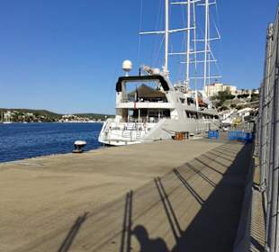 Schiff im Hafen Maó