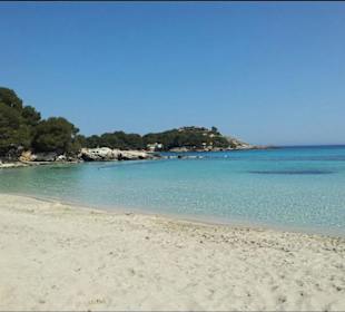 Nicht weit entfernt ist der schöne Strand