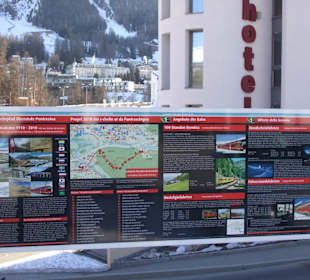 Informationstafel am Bahnhof Pontresina