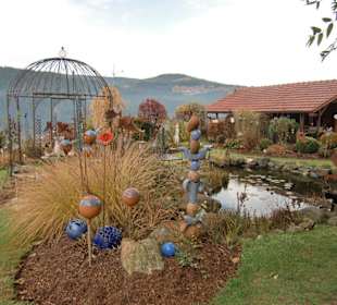 Gartenansicht mit Skulturen