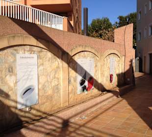 Hinweistafeln aussen links