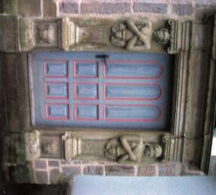 Seiteneingang mit Steinfiguren