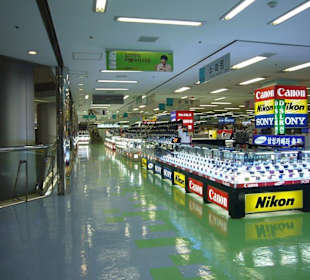 Unterirdische superfeine Einkaufsarkaden