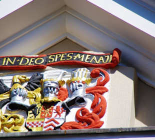 Zum schwarzen Horn ganz oben Giebel