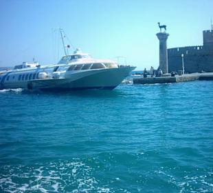 Einfahrt in den Mandraki Hafen