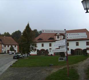 Im Innenhof des Klosters St. Marienthal