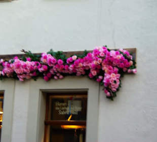 Blumenschmuck über dem Eingang