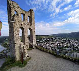 Es trohnt die Burg
