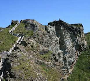 linksseitiger Aufgang zur Burgruine