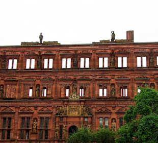 Die Schlossfront am Abend beleuchtet