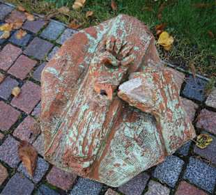 Steine im Garten von St. Michaelis