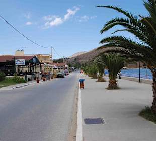 Wenig befahrene Uferstraße