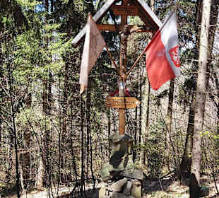 Jedna z kapliczek przy czarnym szlaku