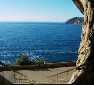 Höhlenausgang mit Aussicht