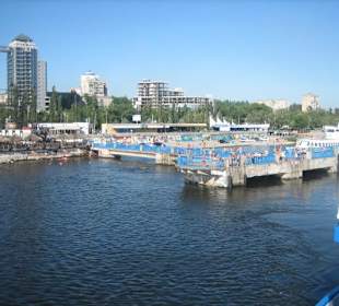 Badeidylle vor Hochhäusern