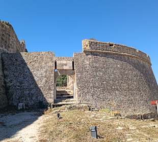 Eingang mit Burgmauer