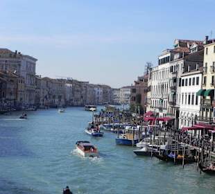 Palazzo's and restaurants lining the GC