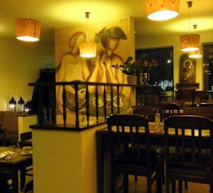 Blick in die Gasträume der Ouzeria Symposio