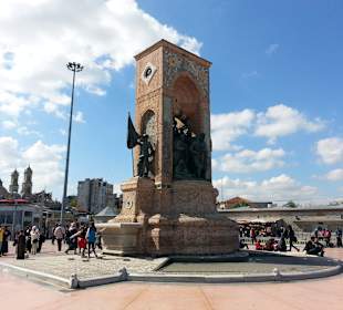 Atatürk Denkmal auf dem Platz