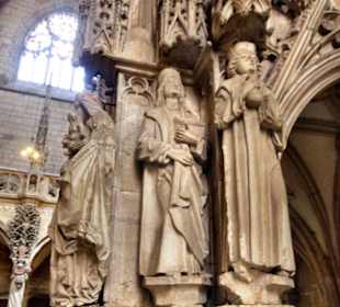 Überlensgroße Figuren am Lettner