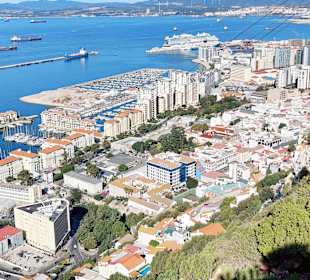 Blick auf den Hafen und die Stadt von Gibraltar
