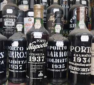 Auslage in einem Portweinladen in der Rua Augusta