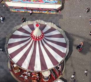 Blick vom Riesenrad auf die Rheinkirmes