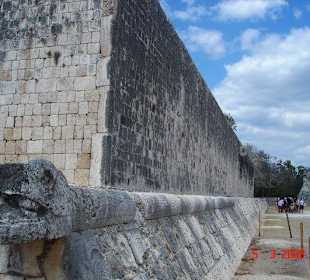 Eine Seite des großen Ballspielplatzes