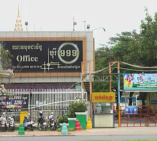 Rechts der Eingangsbereich 