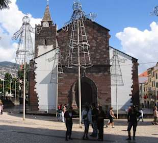 Kirche von außen mit Weihnachtsdeko (im Oktober)