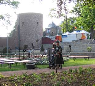 Wehrturm und Garten