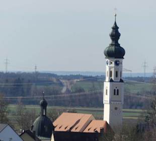 Blick auf die Kirche von einer Anhöhe