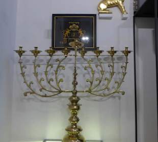 Im Raum mit Ausstattungen einer Synagoge