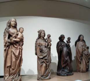 Marienfiguren im Museum
