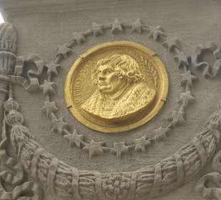 Dürer-Pirckheimer-Brunnen in Nürnberg am Maxplatz