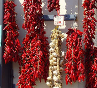 Peperoncini an den Fassaden der Altstadt Tropeas