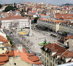 Blick vom Elevador de Santa Justa auf den Rossio