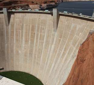 ...riesige Staumauer..