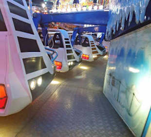 Zischen den Fahrgeschäfte