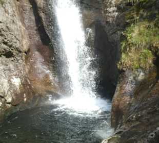 Wanderung zu wilden Bächen und hohen Wasserfällen