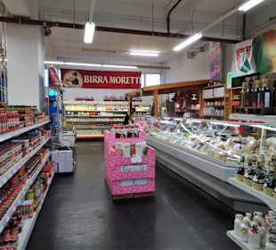 Rundgang durch das Spezialitätengeschäft Frega