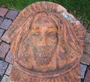 Steine im Garten von St. Michaelis