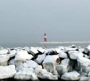 Mole mit Leuchtturm im Winter
