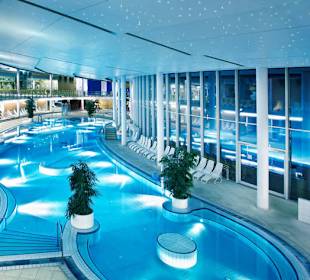 Thermen-Innenbecken mit Sternenhimmel
